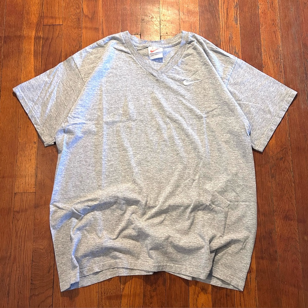 Vintage Nike ‘90s USA Embroidered Swoosh Logo Gray White V-Neck T-shirt L